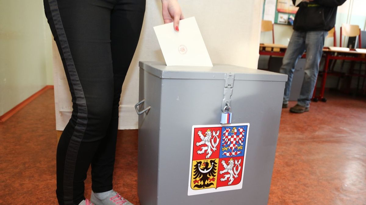 Hlasovat v říjnových volbách budou moci i lidé v karanténě, rozhodli poslanci